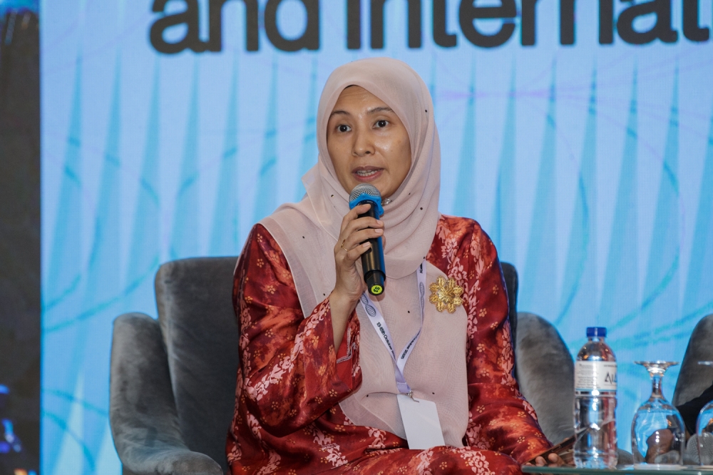Nurul Izzah Steps Down as PKR Deputy President to Focus on Further Education