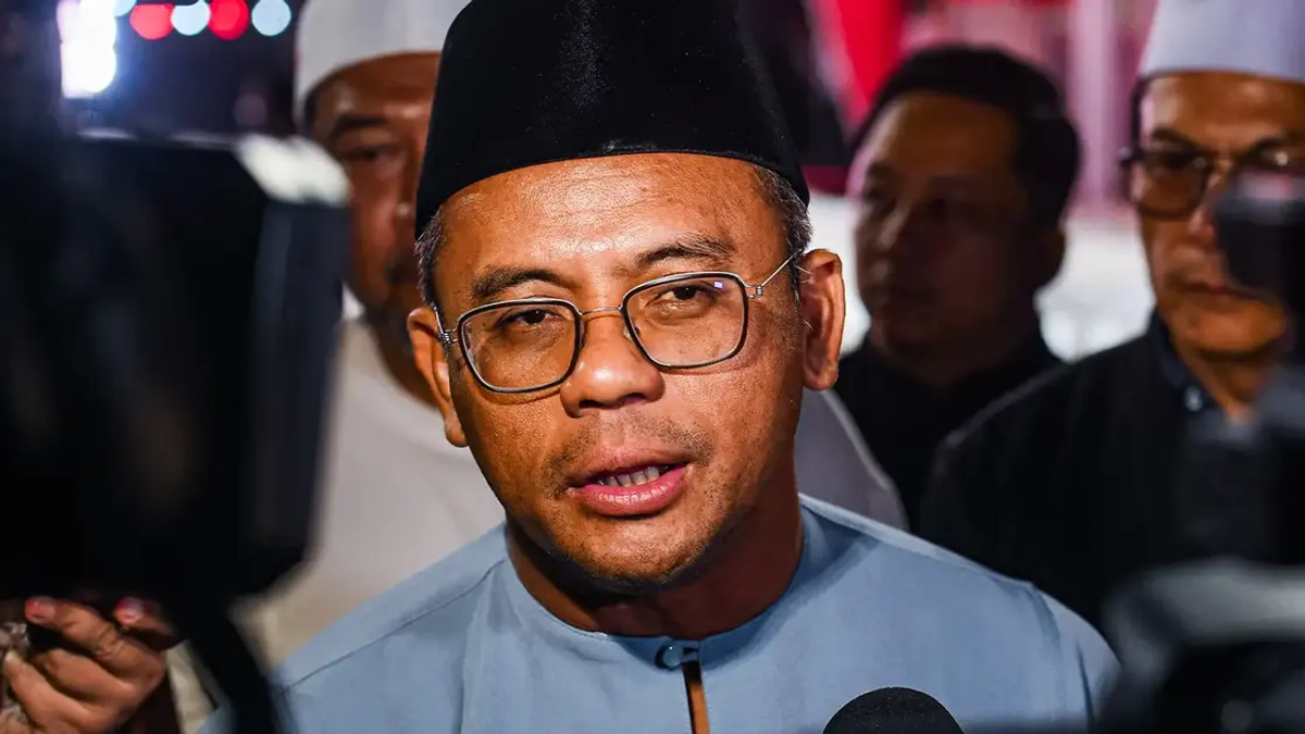 Selangor Menteri Besar Seeks Legal Advice on Representative's Eligibility Concerns