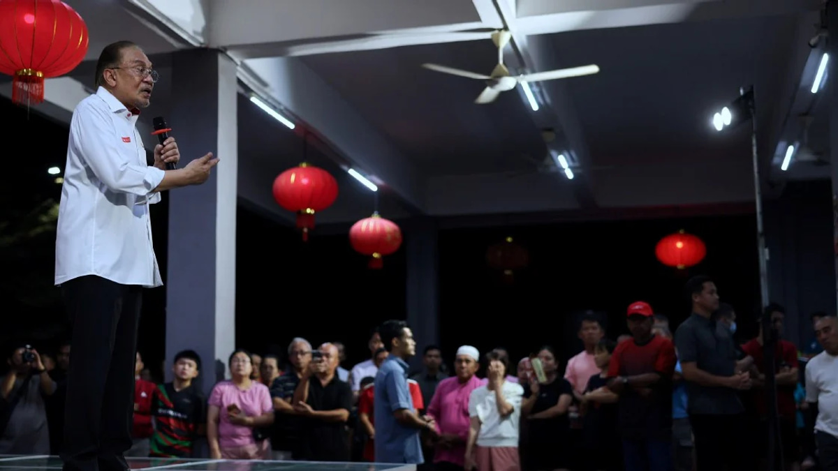 Anwar to Press Chinese Premier on Durian Exports During Beijing Visit