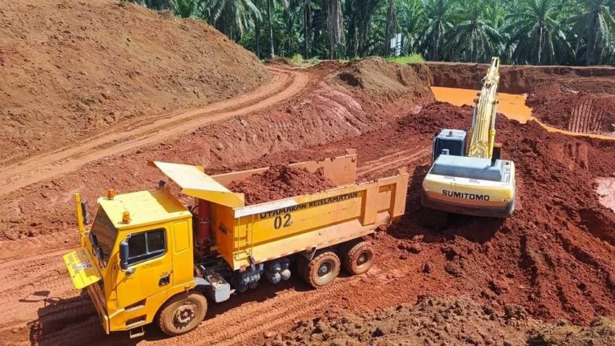 Nine held in crackdown on illegal bauxite mining; RM3.8m worth of equipment seized near Kuantan