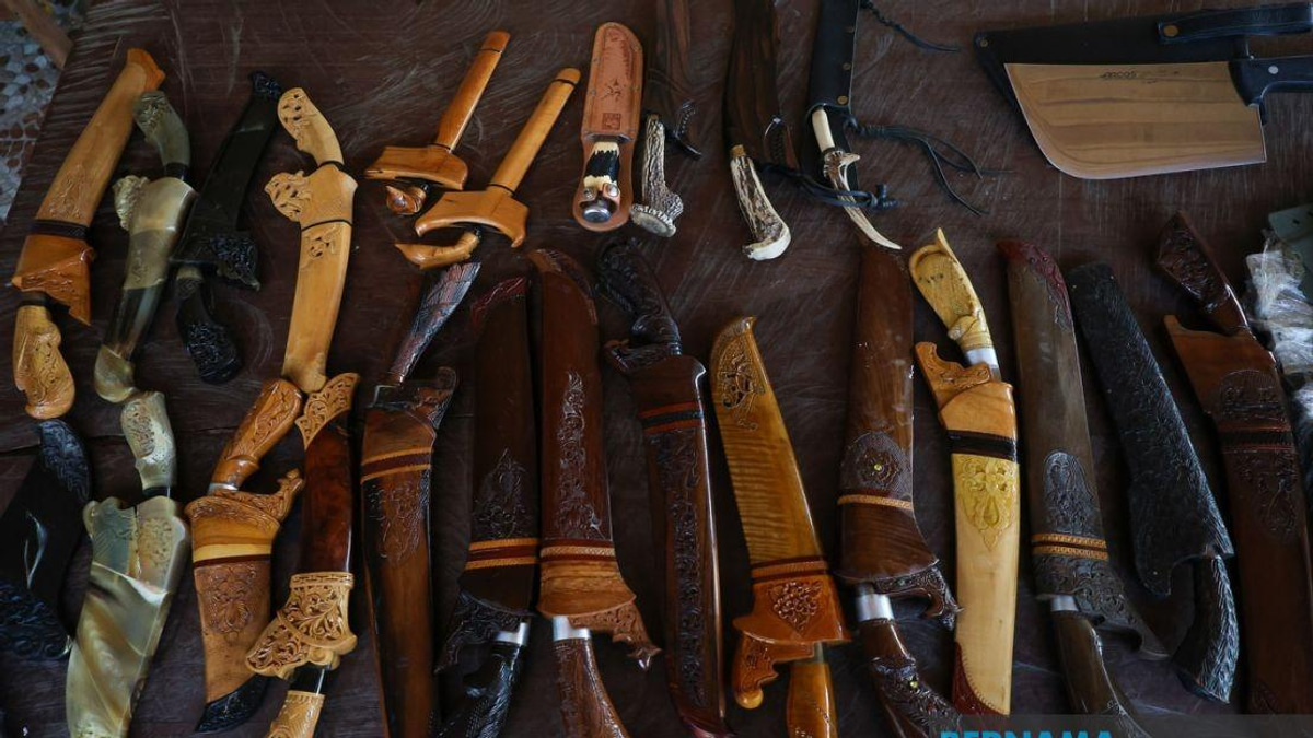 Kelantan Master Keeps Ancient Blacksmithing Craft Alive Through Prized Weapon Collection