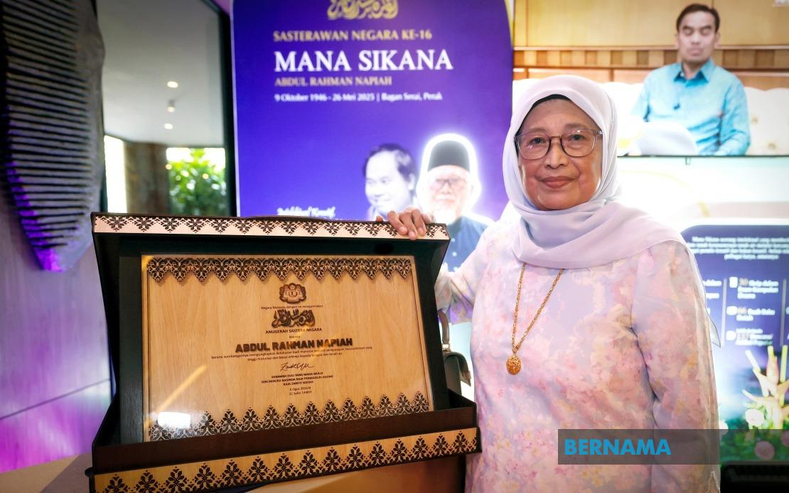 Mana Sikana Receives National Laureate Award as Long-Overdue Literary Recognition