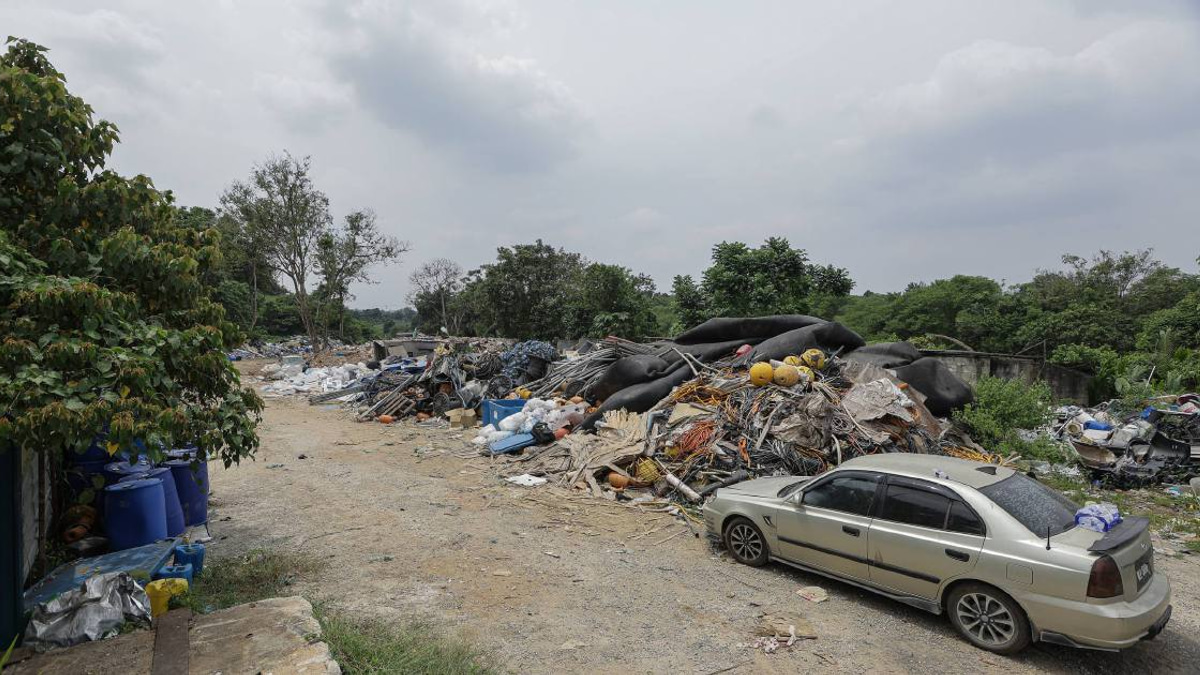 Johor Establishes Multi-Agency Task Force to Investigate Singapore Construction Waste Dumping in Pontian