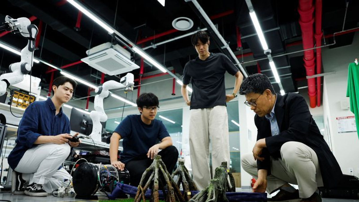 South Korean and US researchers develop hands-free robotic clothing system inspired by climbing ivy