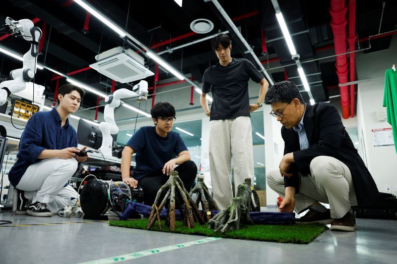 South Korean and US researchers develop hands-free robotic clothing system inspired by climbing ivy