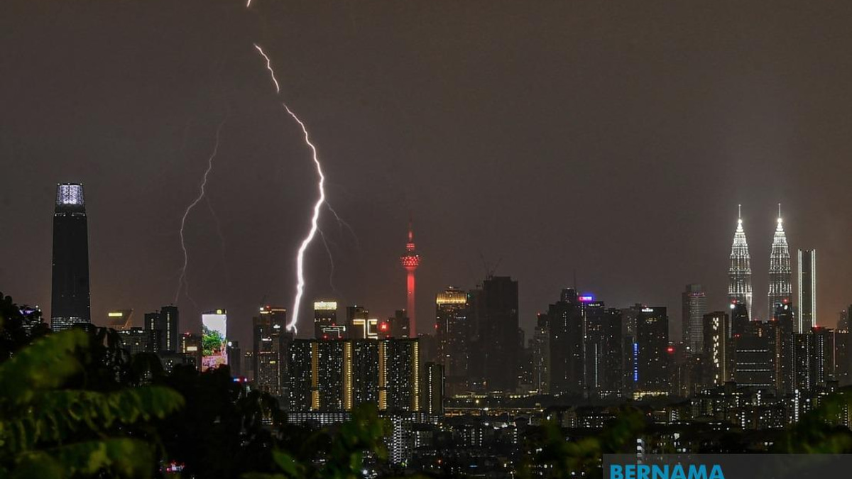 Thunderstorm and Heavy Rain Warnings Issued for KL and Eight States Until Evening