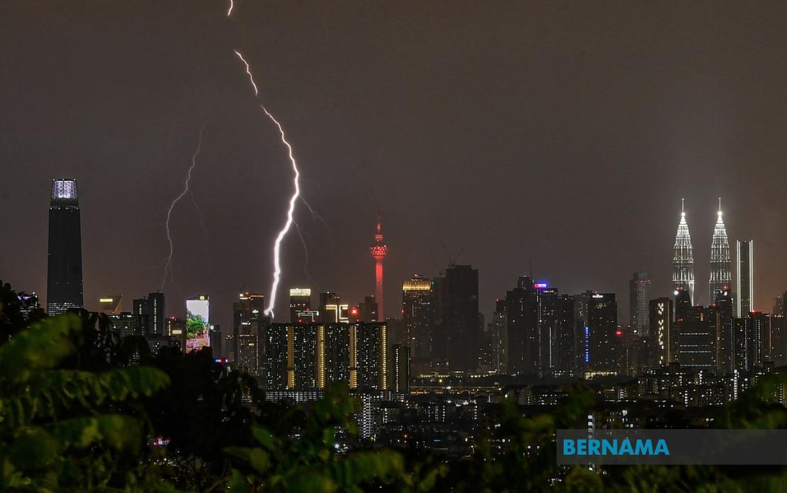 Thunderstorm and Heavy Rain Warnings Issued for KL and Eight States Until Evening