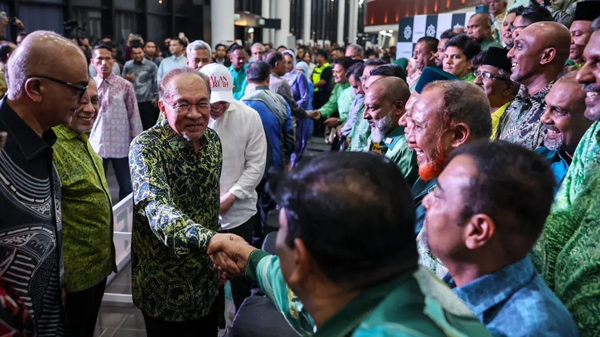 Cabinet Given Month to Tackle Restaurant Labour Crisis as Anwar Seeks Balanced Approach