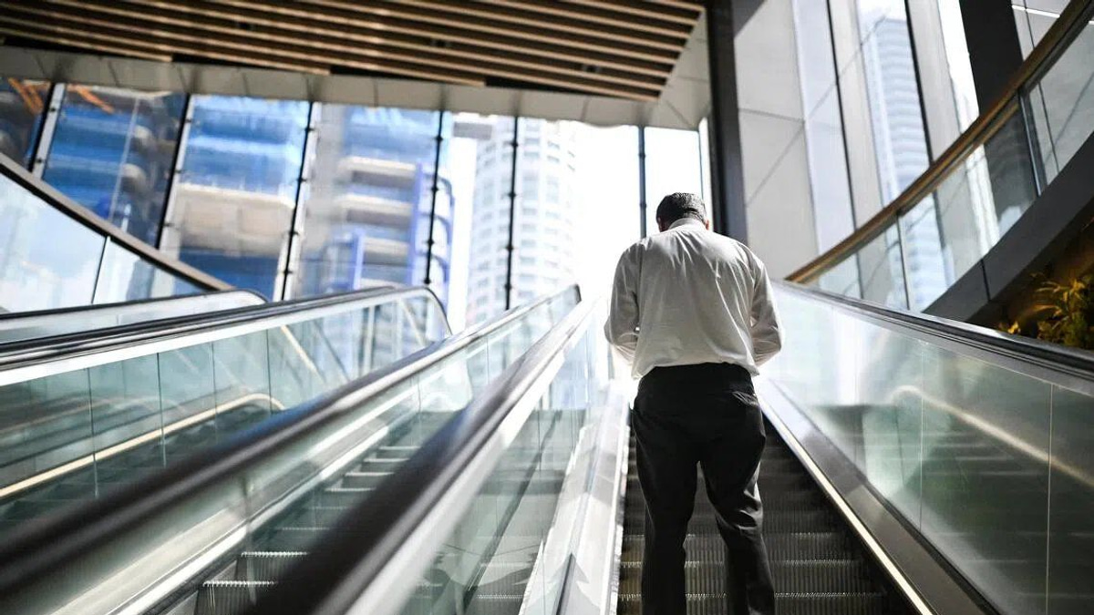 South Korea's Great Escalator Divide: Nation Split on Standing Versus Walking