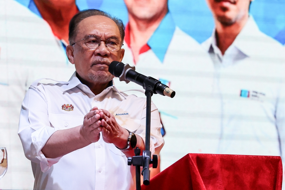 Anwar Slams Tabung Haji Losses as 'Sakau', Demands Accountability for RM12 Billion Shortfall