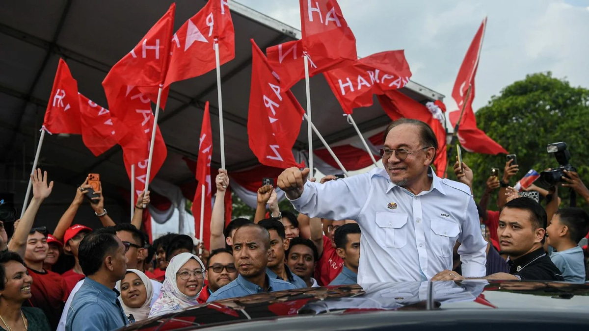 Anwar Urges Political Rivals to Respect Voter Mandates, Stop Targeting DAP