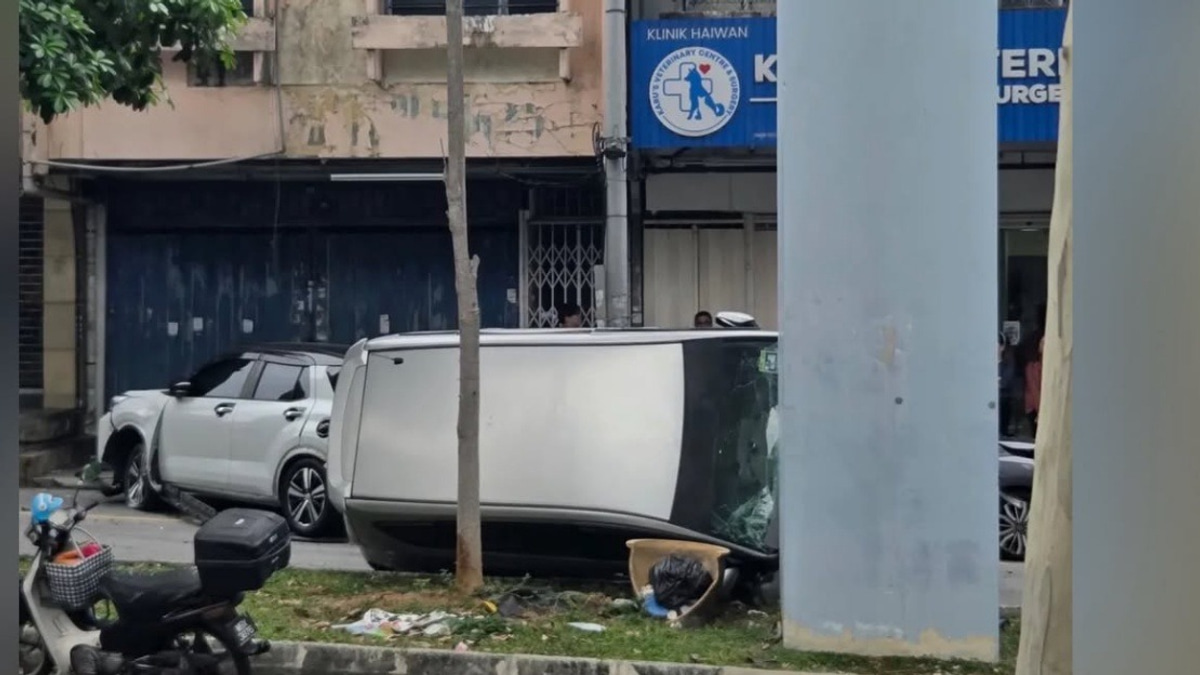 Driver Suffers Medical Episode, Crashes BMW Into Six Parked Cars in Cheras