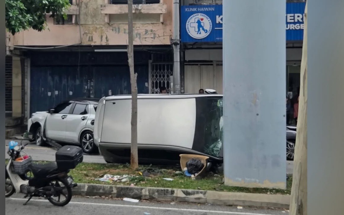 Driver Suffers Medical Episode, Crashes BMW Into Six Parked Cars in Cheras