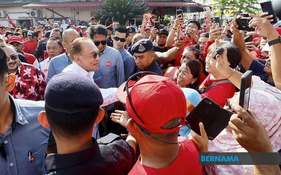 PM Anwar Reunites With Elderly Couple Who Made Trishaw Journey to Meet Him