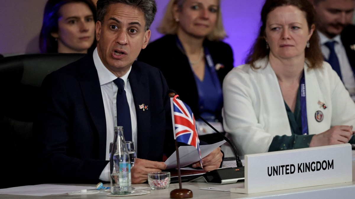 UK Foreign Secretary Ed Miliband Charts European Course With France, Spain Visit
