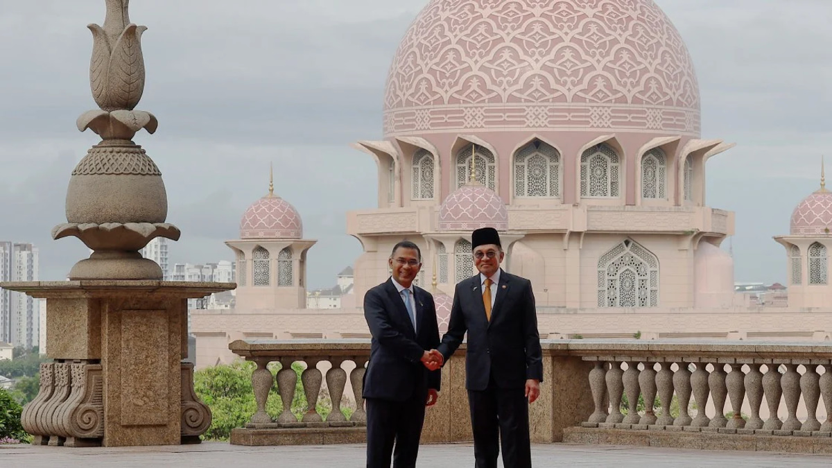 Anwar Welcomes Bangladesh PM Sheikh Hasina with Full State Honours in Putrajaya