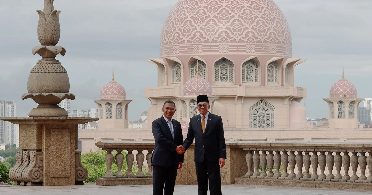 Anwar Welcomes Bangladesh PM Sheikh Hasina with Full State Honours in Putrajaya
