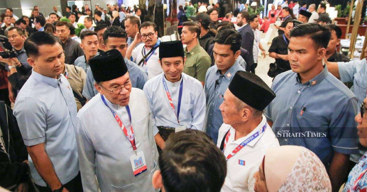 Anwar reaffirms unity with Zahid despite coalition tensions