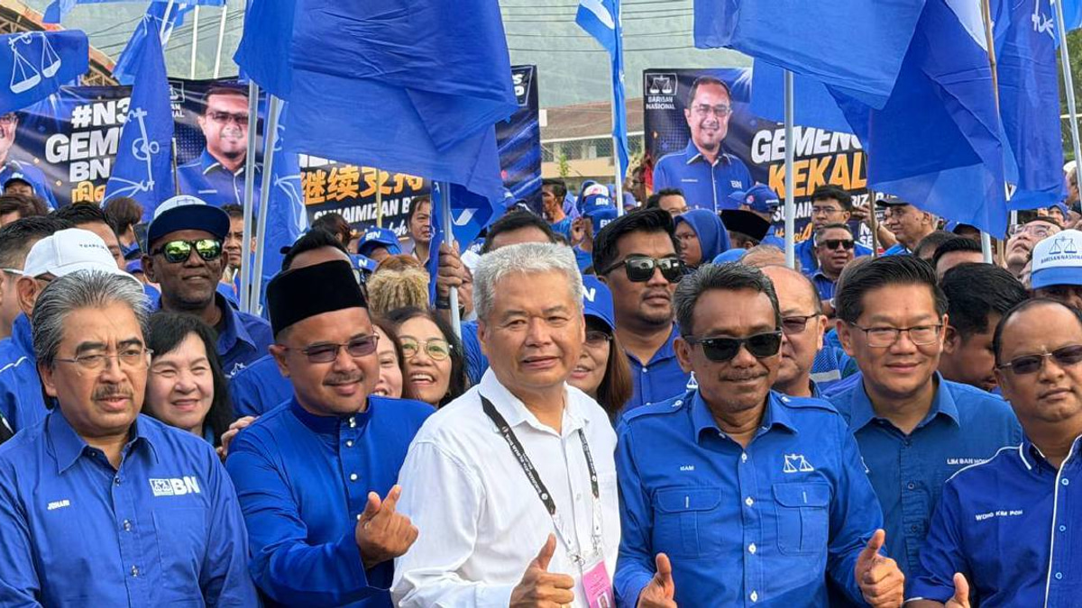 Umno leadership rallies behind BN candidates at Tampin nomination filing