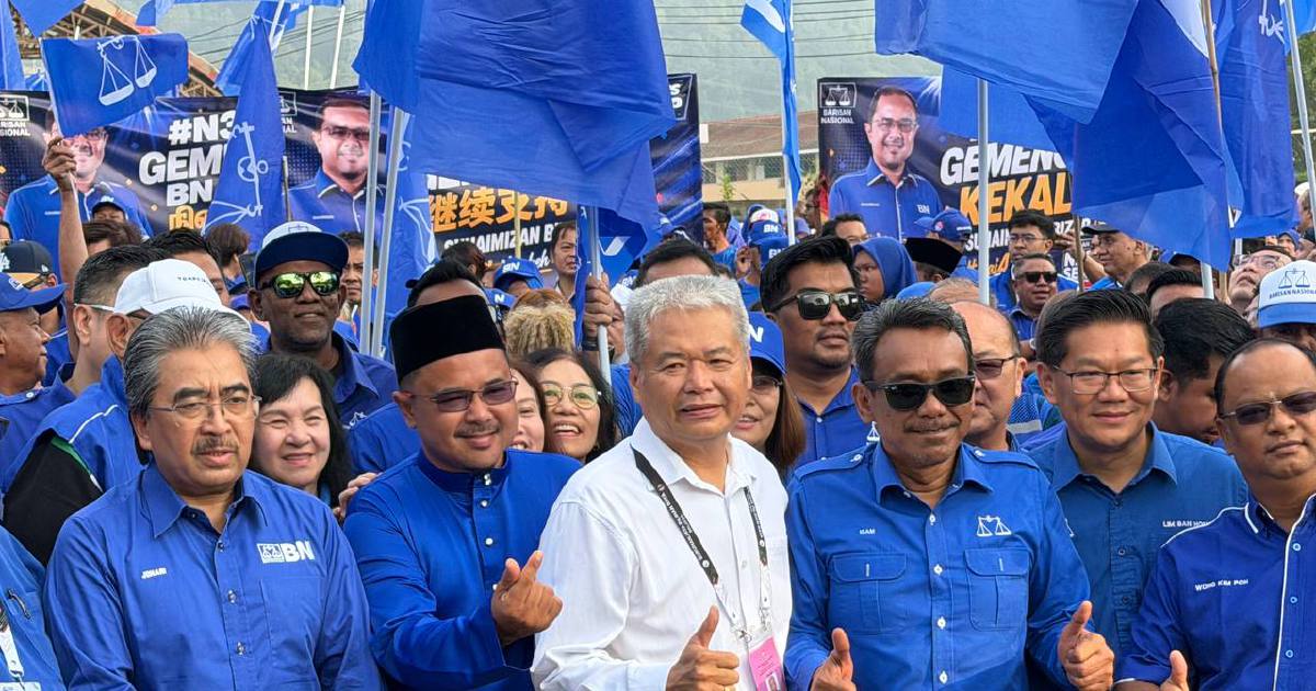 Umno leadership rallies behind BN candidates at Tampin nomination filing