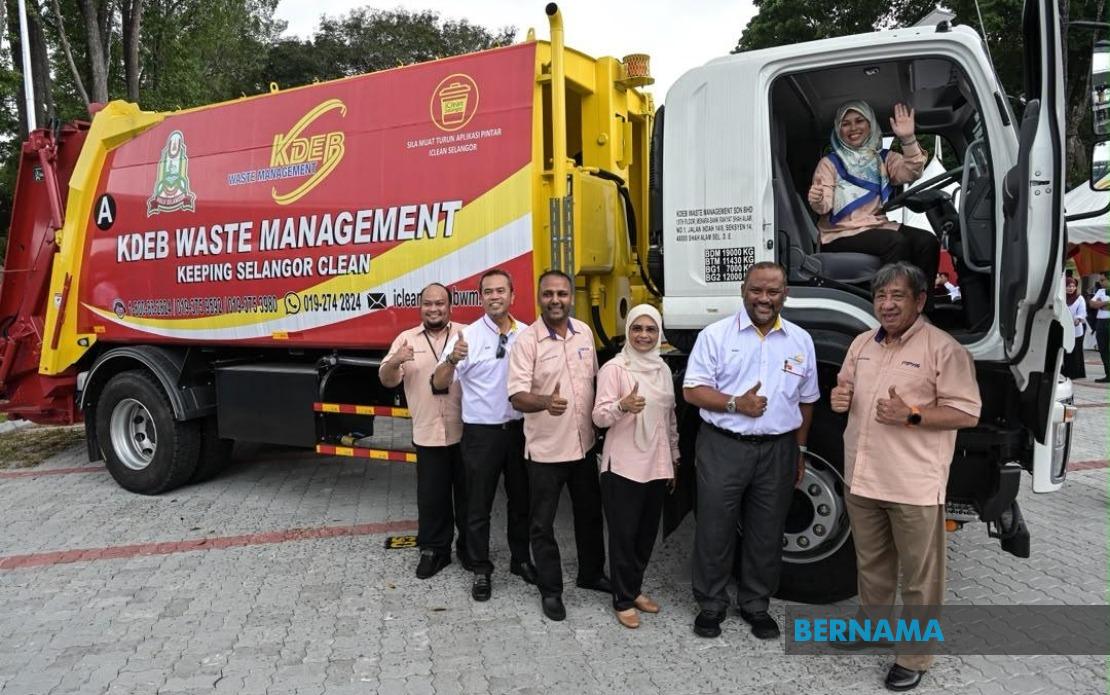 KDEBWM Rolls Out 33 New Waste Trucks to Boost Hulu Selangor Services